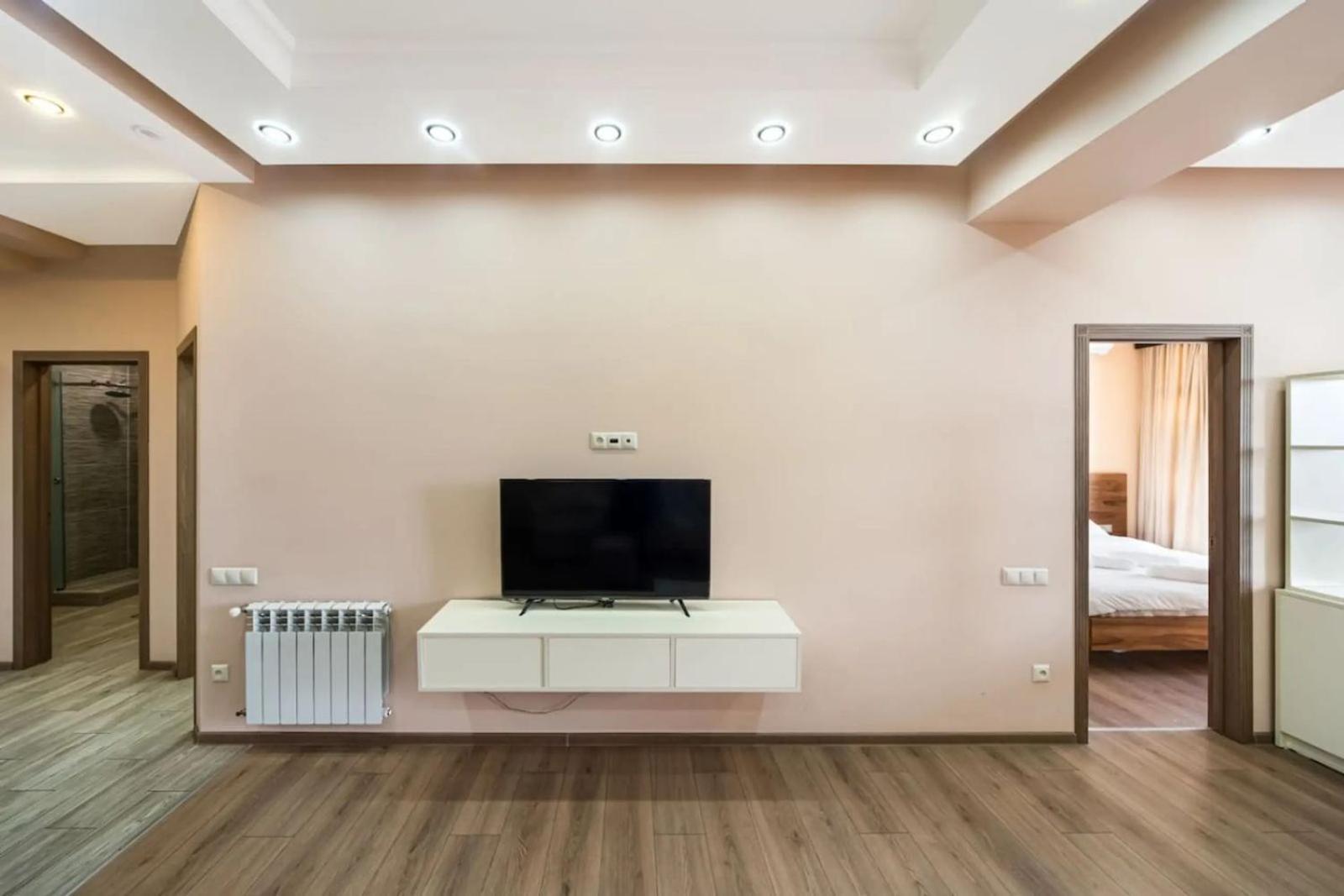 Fantastic Apartments Near Republic Square, Perfect Location, Mystreet Company エレバン エクステリア 写真